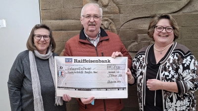 Regina Bürger (links) und Doris Schwab (rechts) verkauften im letzten Jahr die Wollartikel der Neustädter Strickrunde auf verschiedenen Märkten. Den Erlös in Höhe von 1.500 Euro überreichten sie an Herbert Putzer (Mitte), den Vorsitzenden der Kinderkrebshilfe für die Region Oberpfalz-Nord.  (Bild: Hans Prem)