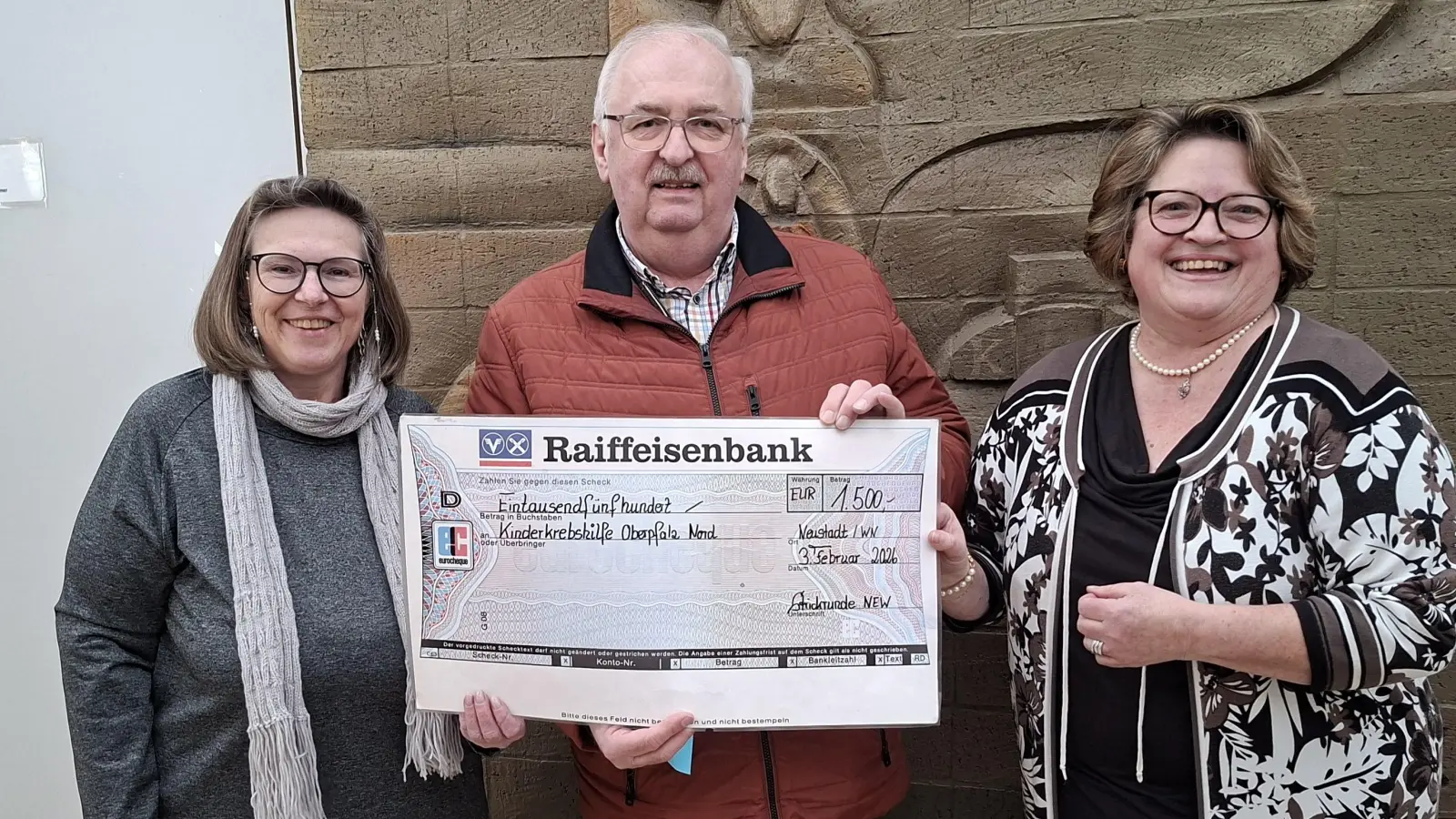 Regina Bürger (links) und Doris Schwab (rechts) verkauften im letzten Jahr die Wollartikel der Neustädter Strickrunde auf verschiedenen Märkten. Den Erlös in Höhe von 1.500 Euro überreichten sie an Herbert Putzer (Mitte), den Vorsitzenden der Kinderkrebshilfe für die Region Oberpfalz-Nord.  (Bild: Hans Prem)