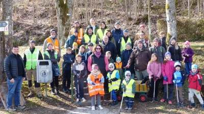 Zahlreiche Helferinnen und Helfer mit Kindern beteiligten sich der Müllsammelaktion Rama- Dama in Kastl<br>vorne links- der Jugendbeauftragte der Marktgemeinde Jürgen Rubenbauer- der die Aktion leitete. (Bild: Josef Piehler)
