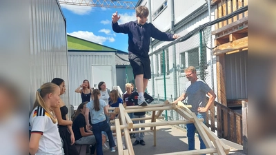 Schüler bauen tragfähige Brücke ohne Schrauben und feste Verbindungen. (Bild: Alexander Gröger)