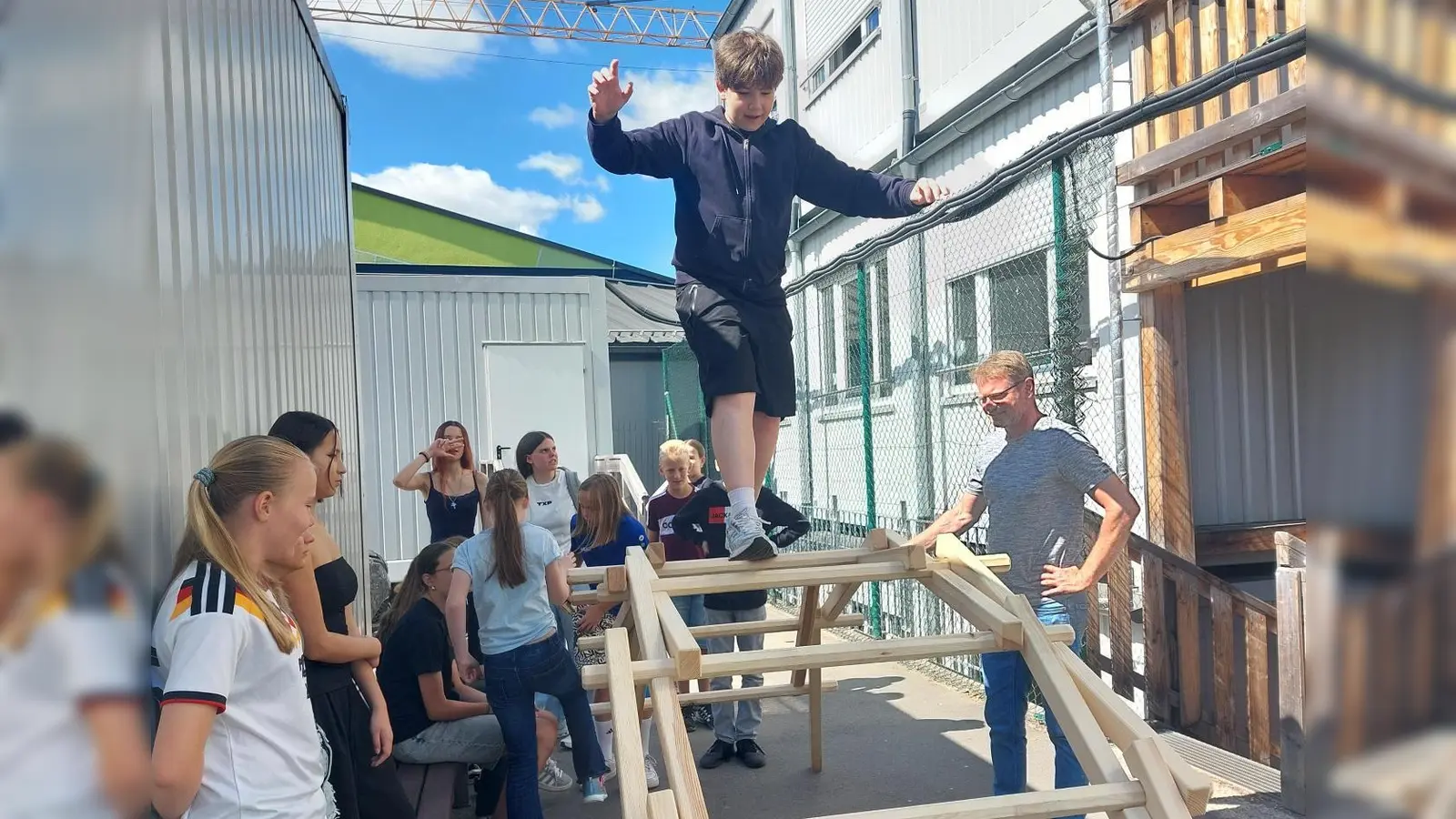 Schüler bauen tragfähige Brücke ohne Schrauben und feste Verbindungen. (Bild: Alexander Gröger)