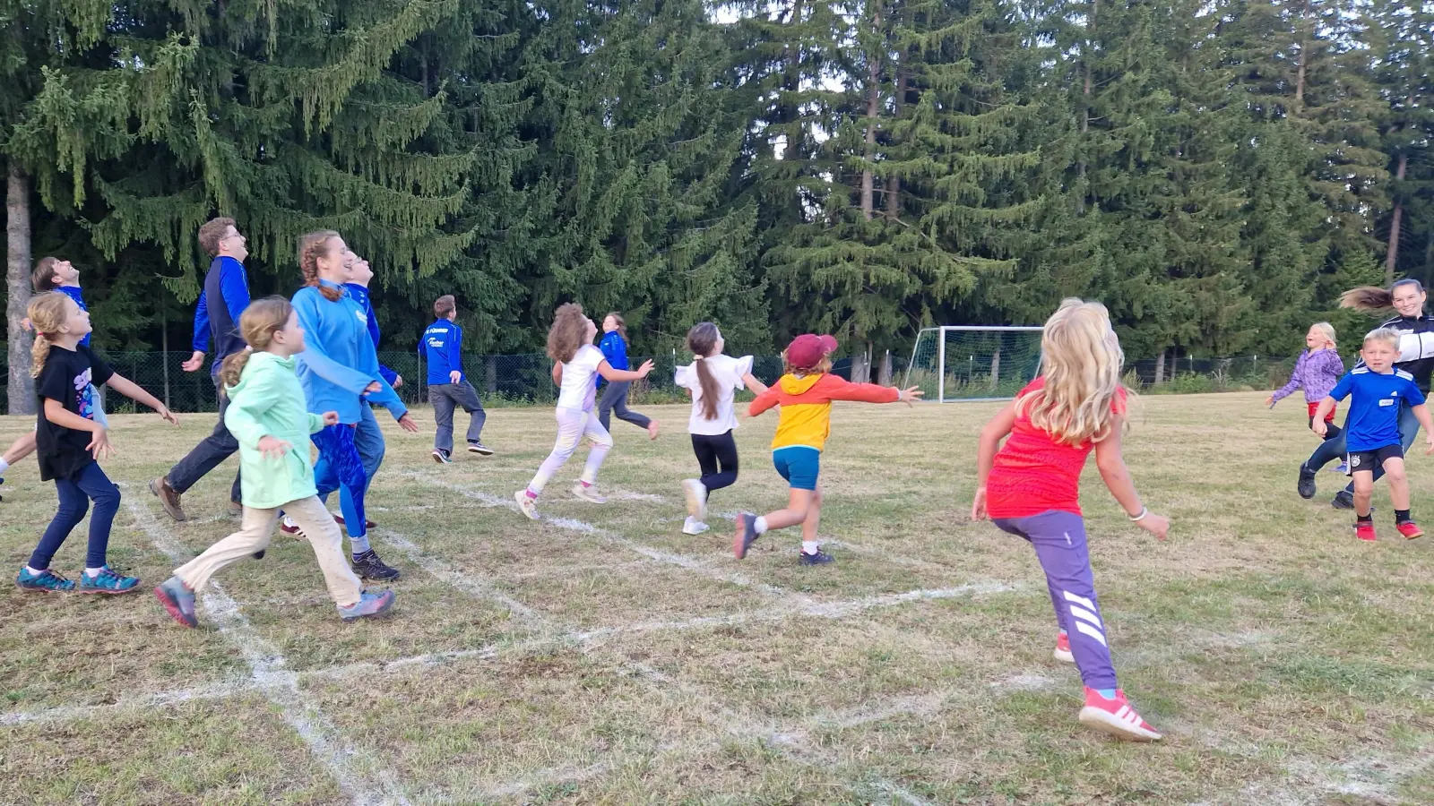 Lustige Spiele für Jung und Alt rundeten das gelungene Märchen-Ferienprogramm des SK Fürnried ab. (Bild: Irmgard Süß)