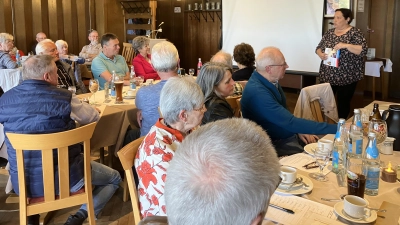 Frau Regina Pilhofer erläuterte ausführlich die Angebote der Fachstelle für pflegende Angehörige. (Bild: Anna Margarete Hartmann)