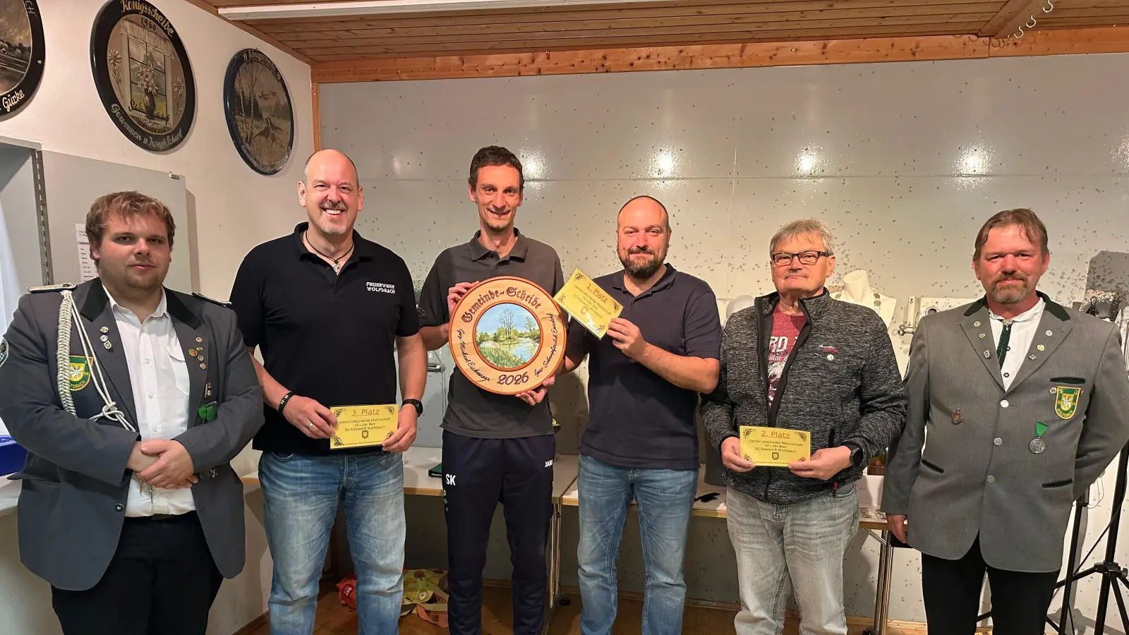 Vom Schützenverein gratulierten die Schießleiter Georg Dotzler (r.) und Beni Neal (l.) den Bestplatzierten Vereinen, Feuerwehr Wolfsbach (Platz 3, Markus Vogl, ab 2.v.l.), Sieger Schnupferclub Ensdorf (Stefan Kammerl), Scheibenstifter Michael Eichenseer (Elektro Eichenseer) und FC Bayern Fanclub Wolfsbach (Edwin Marschall).  (Bild: Tamara Reichert)