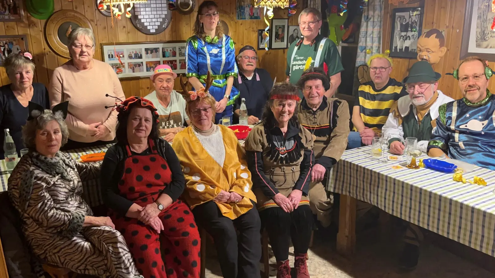 Die feierfreudigen Aquarienfreunde in ihrer Spittlhütte (Bild: Armin Kraus)