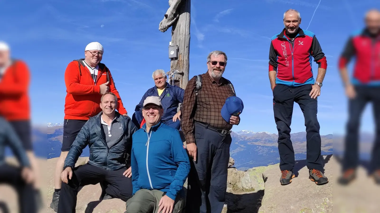Gruppenbild mit Herrn Pfarrer Ertl am Ausserraschötzer Kreuz. (Bild: Thomas Klinger)
