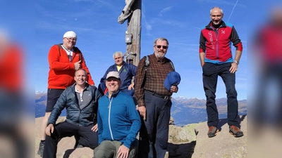 Gruppenbild mit Herrn Pfarrer Ertl am Ausserraschötzer Kreuz. (Bild: Thomas Klinger)