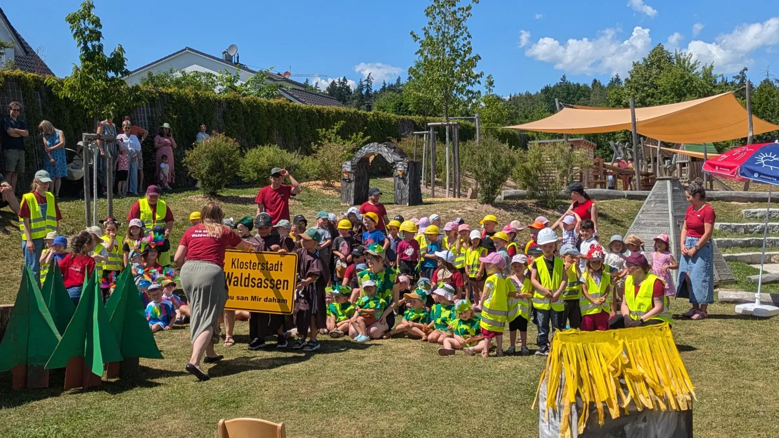 Ein fröhliches Familienfest ist am Samstag im Johanniter-Kinderhaus Waldwichtel in Waldsassen gefeiert worden. In einer Aufführung zu Beginn zeigten die Kleinen die Entstehung Waldsassens. (Bild: Franziska Trubiano)