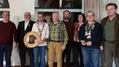 Schützenmeister Peter Hüttner (alle von links) präsentierte die neuen Würdenträger und Wettbewerbssieger der FSG, Josef Reichhardt, Schützenkönig Andreas Hiltl, Klaus Hermann, Michael Fillenberg, Diana Jenke, Schützenliesl Vera Dötsch und Karl-Heinz Beck. (Bild: Thomas Amann)