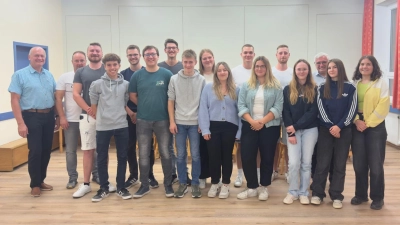 Die neue Vorstandschaft der KLJB Kulz mit Bürgermeister Walter Schauer, Pfarrer Eugen Wismeth und Jugendbeauftragten Mathias Dirnberger.<br>1. Reihe von links nach rechts: Dominik Kramer, Thomas Ebner, Lukas Schafbauer, Lina Schafbauer, Marie-Sophie Setzer, Sophia Lacher, Anna Herrmann, Katharina Herrmann<br>2. Reihe von links nach rechts: Bürgermeister Walter Schauer, Jugendbeauftragter Mathias Dirnberger, Manuel Scherr, Andreas Kramer, Matthias Weigl, Hanna Uschold, Jonas Böckl, Markus Scherr, Pfarrer Eugen Wismeth (Bild: Magdalena Herrmann)