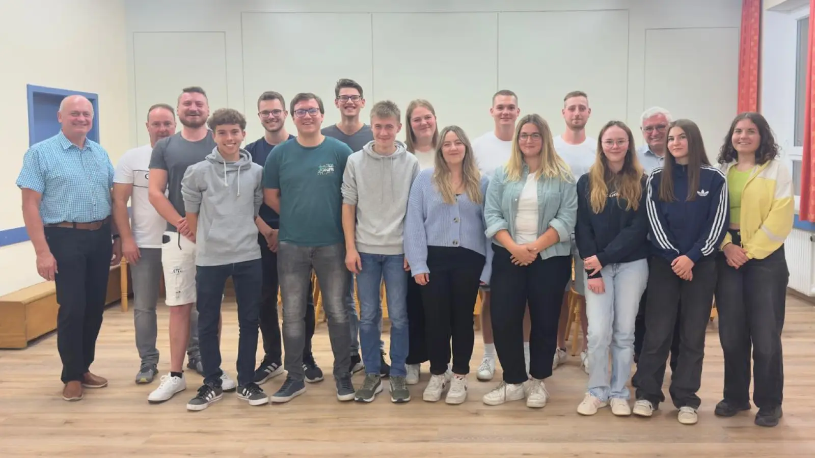 Die neue Vorstandschaft der KLJB Kulz mit Bürgermeister Walter Schauer, Pfarrer Eugen Wismeth und Jugendbeauftragten Mathias Dirnberger.<br>1. Reihe von links nach rechts: Dominik Kramer, Thomas Ebner, Lukas Schafbauer, Lina Schafbauer, Marie-Sophie Setzer, Sophia Lacher, Anna Herrmann, Katharina Herrmann<br>2. Reihe von links nach rechts: Bürgermeister Walter Schauer, Jugendbeauftragter Mathias Dirnberger, Manuel Scherr, Andreas Kramer, Matthias Weigl, Hanna Uschold, Jonas Böckl, Markus Scherr, Pfarrer Eugen Wismeth (Bild: Magdalena Herrmann)