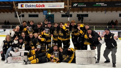 So sehen Sieger aus: Die U 17 des ERSC Amberg um Trainer Daniel Trometer (Zweiter von rechts) gewann das Landesliga-Endturnier gegen die Mannschaften aus Passau, Lindau und Mannheim.  (Bild: Tanja Huertas)