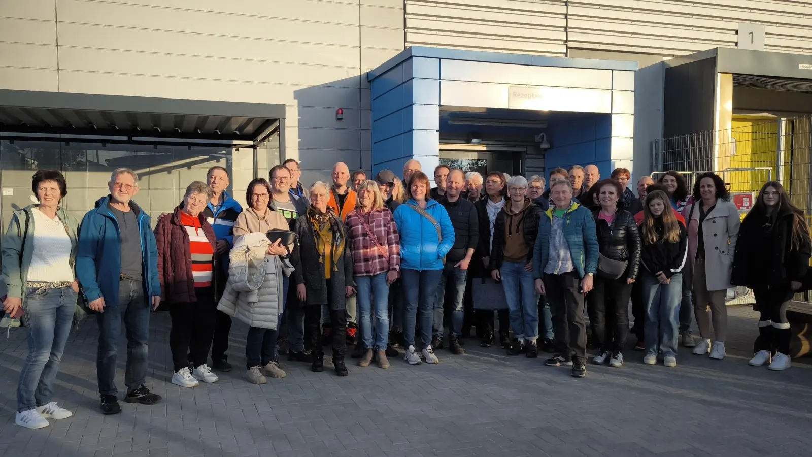 Die Teilnehmer der Kolpingsfamilie Neunburg an der Betriebsbesichtigung im amazon Verteilerzentrum in Nittenau (Bild: Simon Rosner)