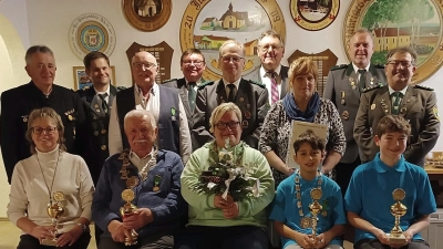 von links stehend: Fritz Seegerer (1. Schützenmeister Tell Vilseck; stellv. Gauschützenmeister), Tobias Schmidt (Vereinsmeister LP und LG), Dieter Kühnel (2. Ritter und Ehrung für 25 Jahre), 1. Schützenmeister Karl-Heinz Schöpf, Erich Roppert (2. Vereinsmeister LG), 1. Bürgermeister Hans-Martin Schertl, Sigrid Roppert (Ehrung für 40 Jahre), Martin Schmidt (1. Ritter), Alfred Forster ( 1. Schützenmeister Eichenlaub Sorghof) sitzend von links: Andrea Kühnel (Siegerin Bestes Blattl und Ehrung für 25 Jahre), Willi Herlitze (Schützenkönig), Peggy Groneberg (Schützenliesl); Hannes Quinata (Jugendkönig), Oliver Grädler (Gewinner Jugendpokal) (Bild: Karl-Heinz Schöpf)