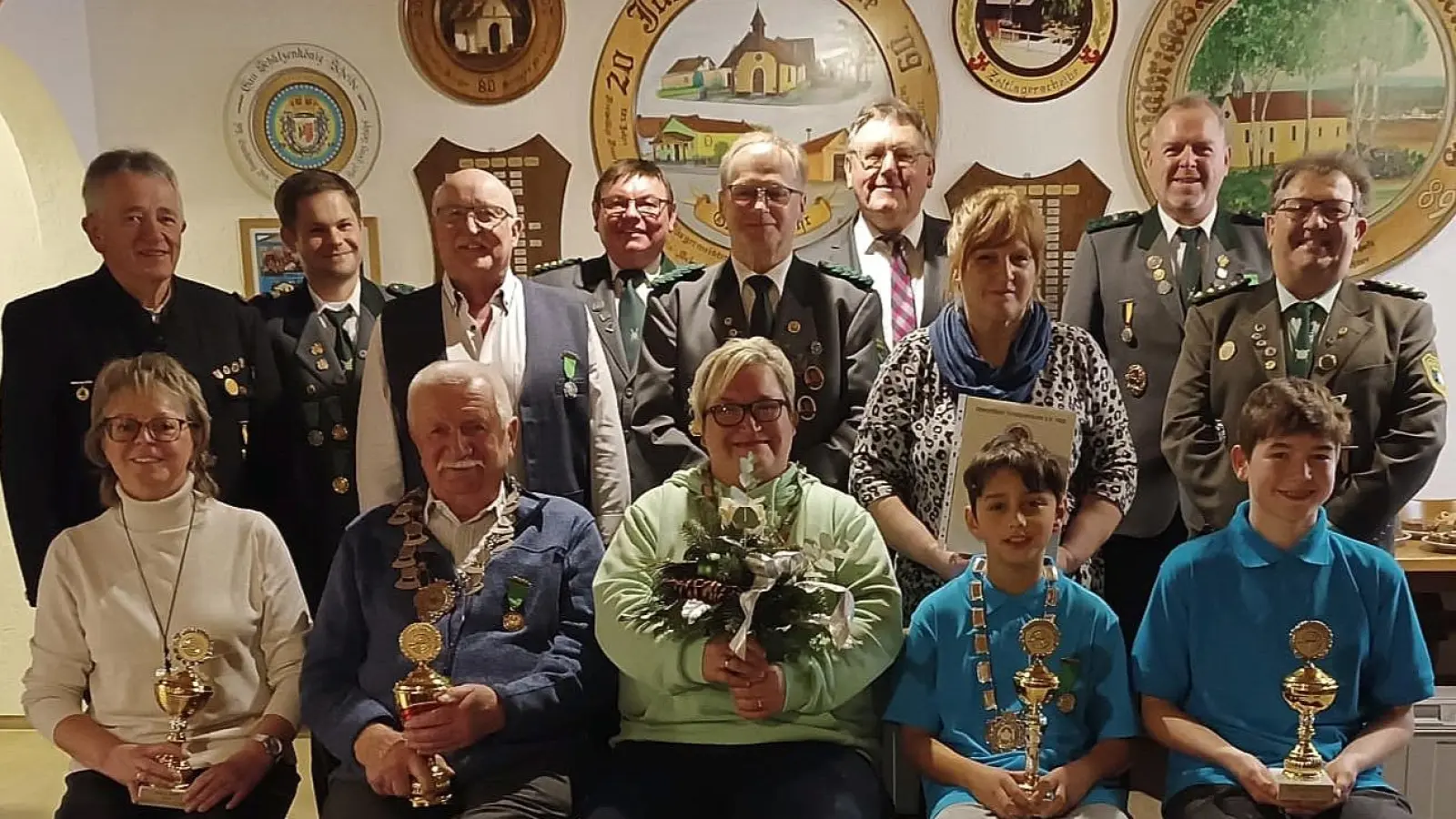 von links stehend: Fritz Seegerer (1. Schützenmeister Tell Vilseck; stellv. Gauschützenmeister), Tobias Schmidt (Vereinsmeister LP und LG), Dieter Kühnel (2. Ritter und Ehrung für 25 Jahre), 1. Schützenmeister Karl-Heinz Schöpf, Erich Roppert (2. Vereinsmeister LG), 1. Bürgermeister Hans-Martin Schertl, Sigrid Roppert (Ehrung für 40 Jahre), Martin Schmidt (1. Ritter), Alfred Forster ( 1. Schützenmeister Eichenlaub Sorghof) sitzend von links: Andrea Kühnel (Siegerin Bestes Blattl und Ehrung für 25 Jahre), Willi Herlitze (Schützenkönig), Peggy Groneberg (Schützenliesl); Hannes Quinata (Jugendkönig), Oliver Grädler (Gewinner Jugendpokal) (Bild: Karl-Heinz Schöpf)