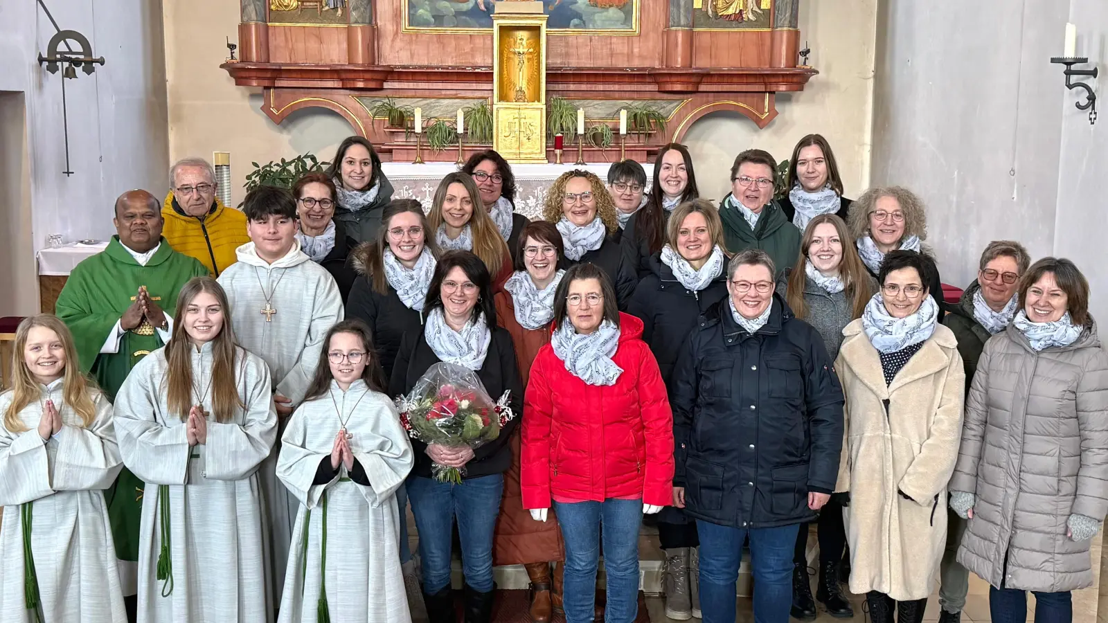 In der Mitte mit Blumenstrauß Chorleiterin Angelika Hederer, links hinten (gelbe Jacke) Kirchenpfleger Werner Heinl.<br> <br> (Bild: Elfriede Schwarzmeier)