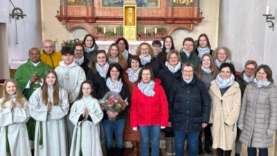 In der Mitte mit Blumenstrauß Chorleiterin Angelika Hederer, links hinten (gelbe Jacke) Kirchenpfleger Werner Heinl.<br> <br> (Bild: Elfriede Schwarzmeier)