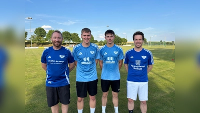 Trainer Oliver Eckl, die Neuzugänge Andreas Donhauser und Yannick Preißl, und stellvertretender Spartenleiter Fabian Westiner (von links) hoffen auf einen guten Start  (Bild: Lothar Trager)