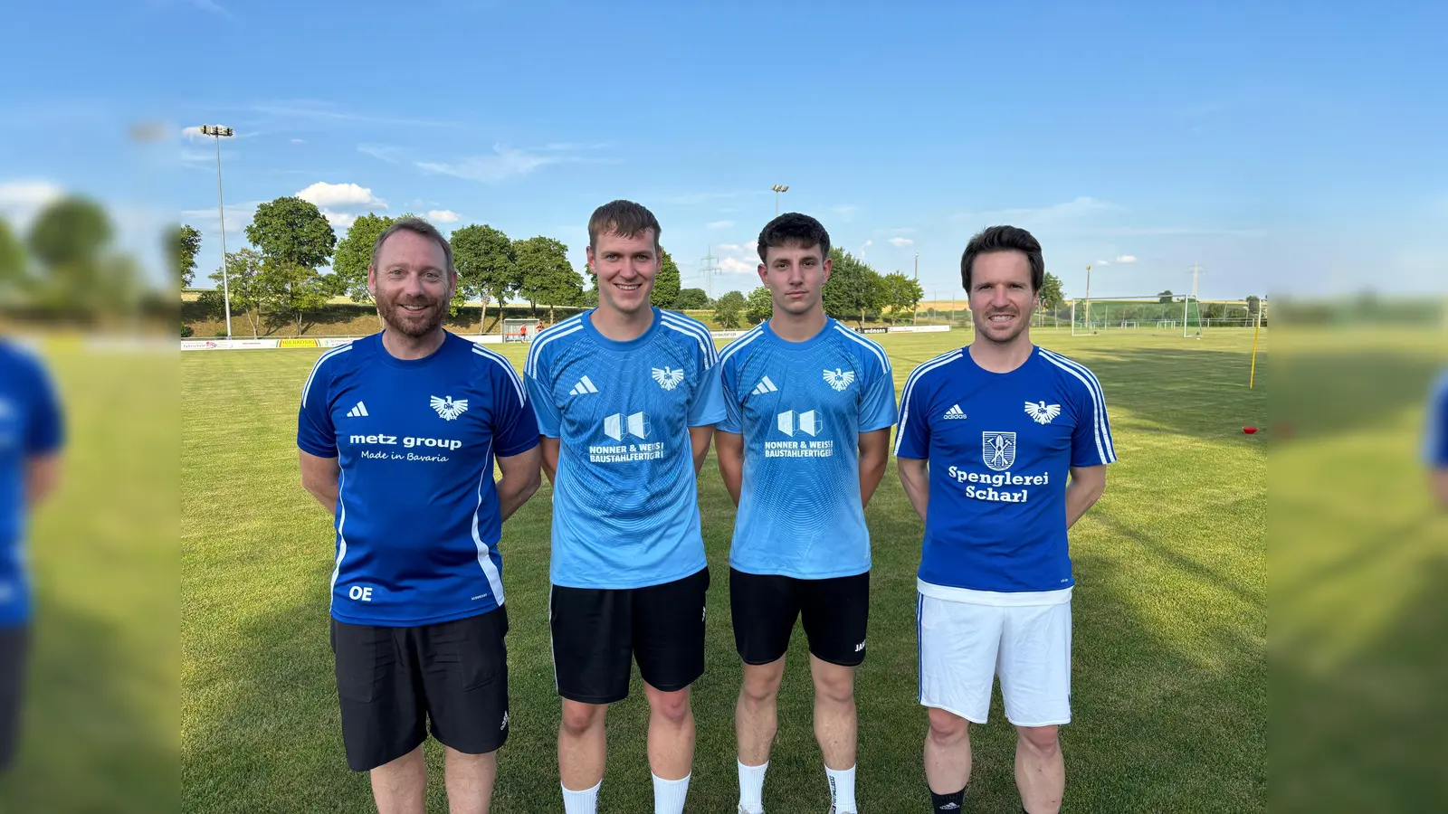 Trainer Oliver Eckl, die Neuzugänge Andreas Donhauser und Yannick Preißl, und stellvertretender Spartenleiter Fabian Westiner (von links) hoffen auf einen guten Start  (Bild: Lothar Trager)