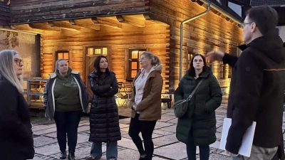 Die „Höidlbixn” aus dem Oberland bei der Führung in der Molzmühle. (Bild: Eva Köbler)