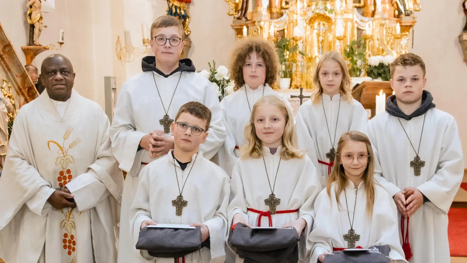 Ministrantenaufnahme in der Pfarrei Großkonreuth. Neu aufgenommen wurden: Florian Scharnagl, Emma Dill und Philomena Bayer. (Bild: Fotostudio Hummer )