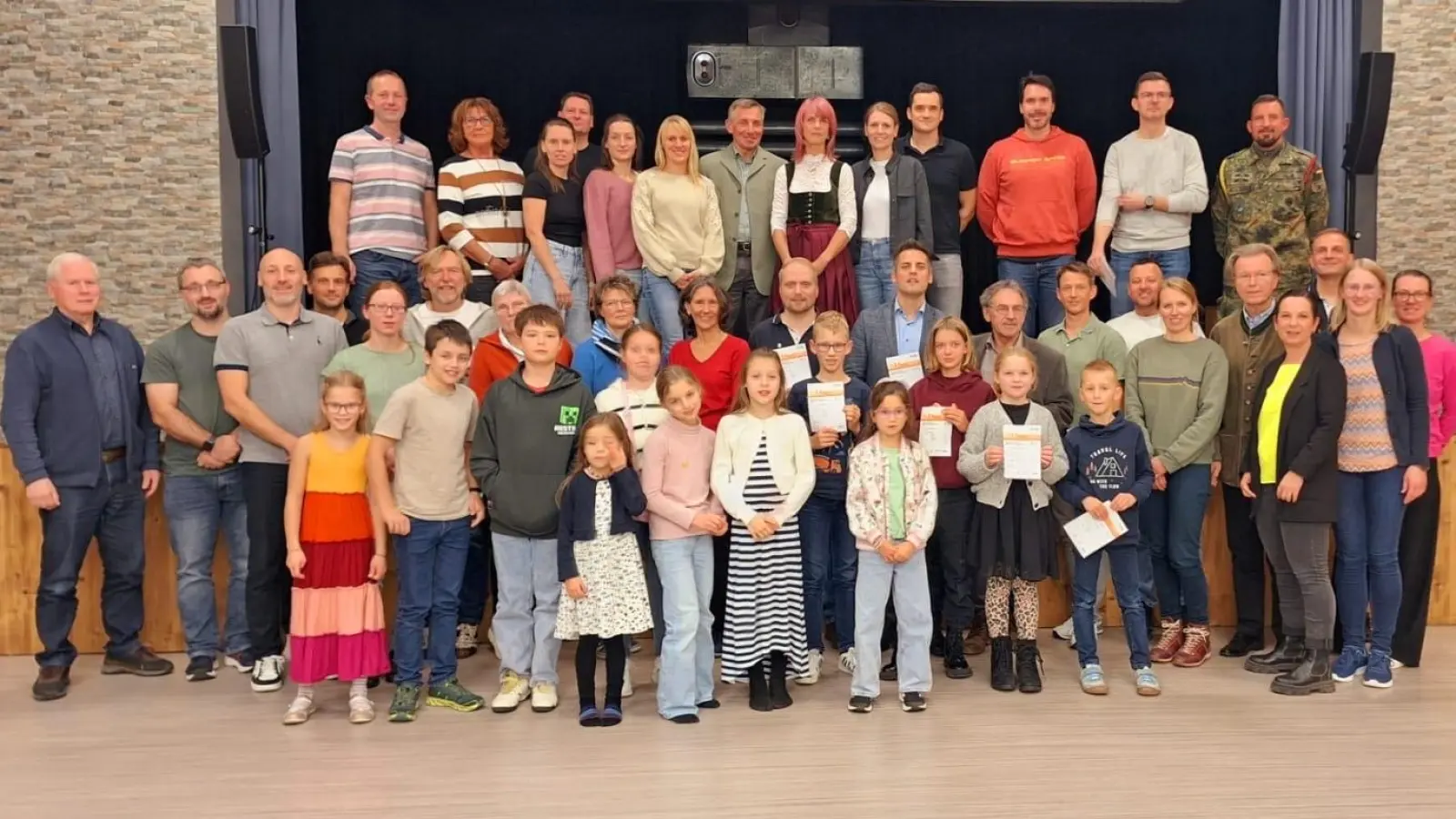 Die erfolgreichen Teilnehmerinnen und Teilnehmer des Sportabzeichens. (Bild: André Naumann)