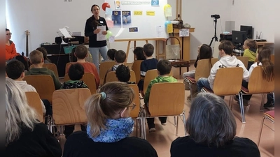 Die Kinder lauschen gespannt der biblischen Geschichte (Bild: Katrin Feil)