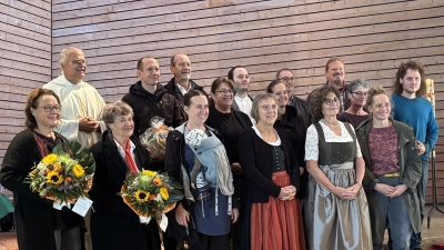 Der neugewählte und verabschiedete Pfarrgemeinderat mit Pfarrer Roland Klein in der Kirche St. Clemens Maria Hofbauer. (Bild: Roland Klein)