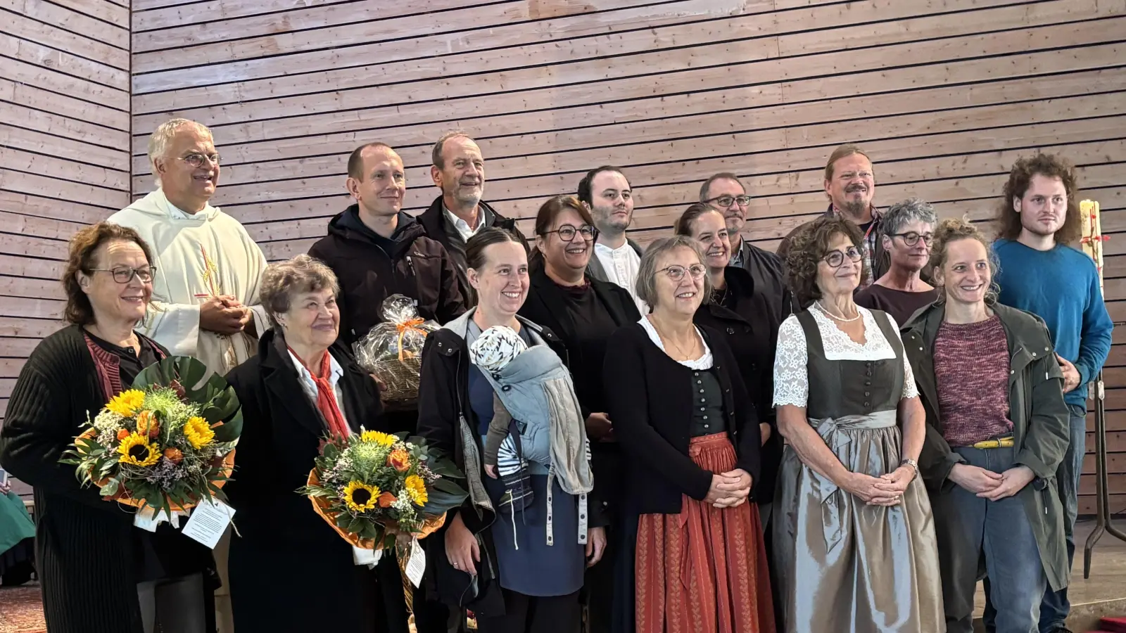 Der neugewählte und verabschiedete Pfarrgemeinderat mit Pfarrer Roland Klein in der Kirche St. Clemens Maria Hofbauer. (Bild: Roland Klein)