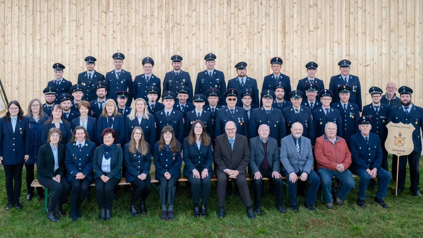 Gesamte FFW Schönficht mit aktiven und passiven Mitgliedern. (Bild: Karl Dietz)
