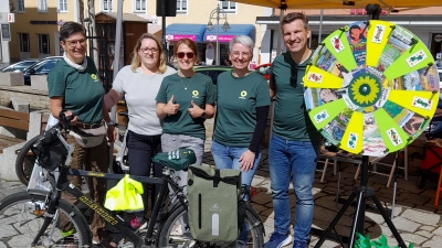 Zum Auftakt der Aktion Stadtradeln 2025 in Schwandorf prüften die Schwandorfer Grünen auf dem Marktplatz Fahrräder auf Verkehrssicherheit. (Bild: Franziska  Dobler)