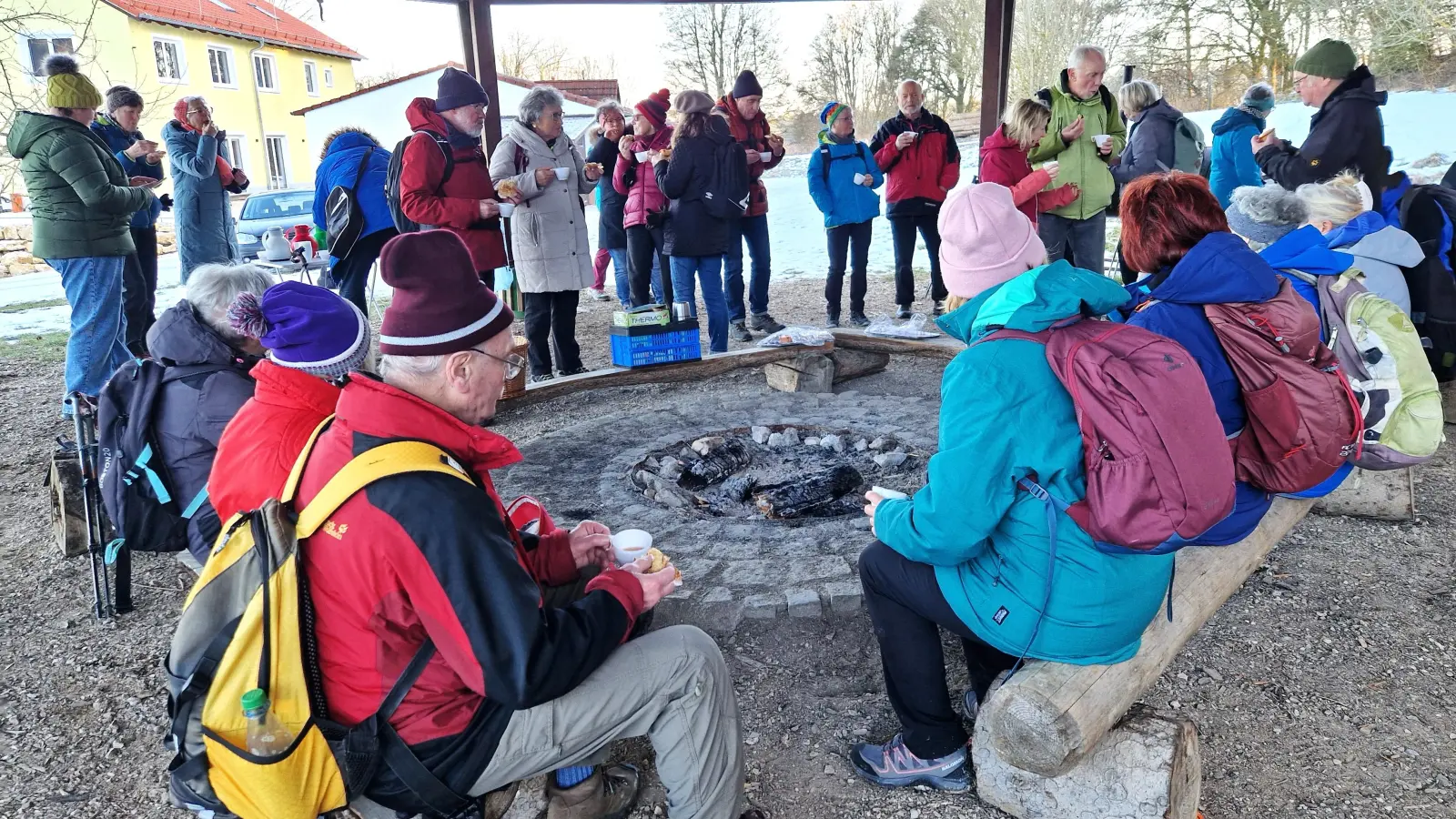 die Wandergruppe beim Rastplatz gratuliert Bernd Gottschalk zum Geburtstag  (Bild: Anna Gottschalk)