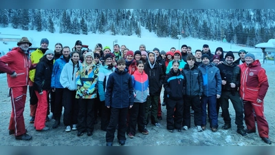 Schwarzenfelder Skifahrer auf der Steinplatte. (Bild: Hans Hauser)