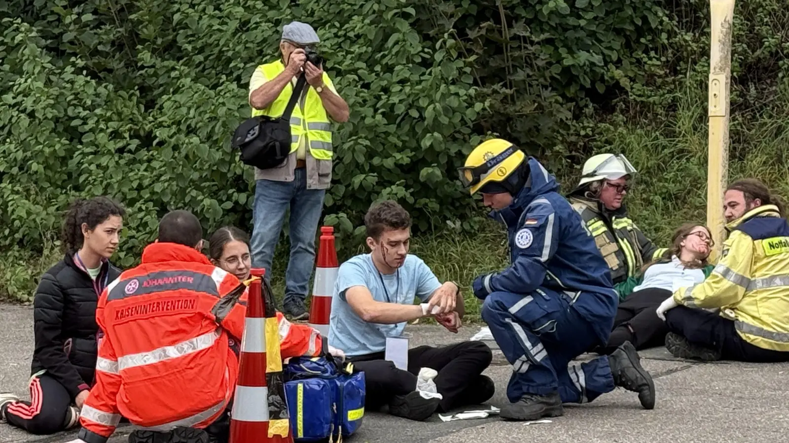 Das Kriseninterventionsteam der Johanniter kümmert sich um Verletzte (Bild: Matthias Walk)