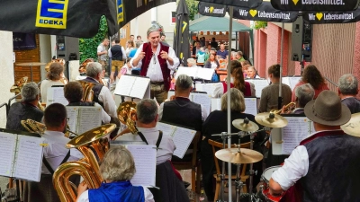 Den ganzen Nachmittag unterhielten die Weihermusikanten. (Bild: Wilhelm Daubner)