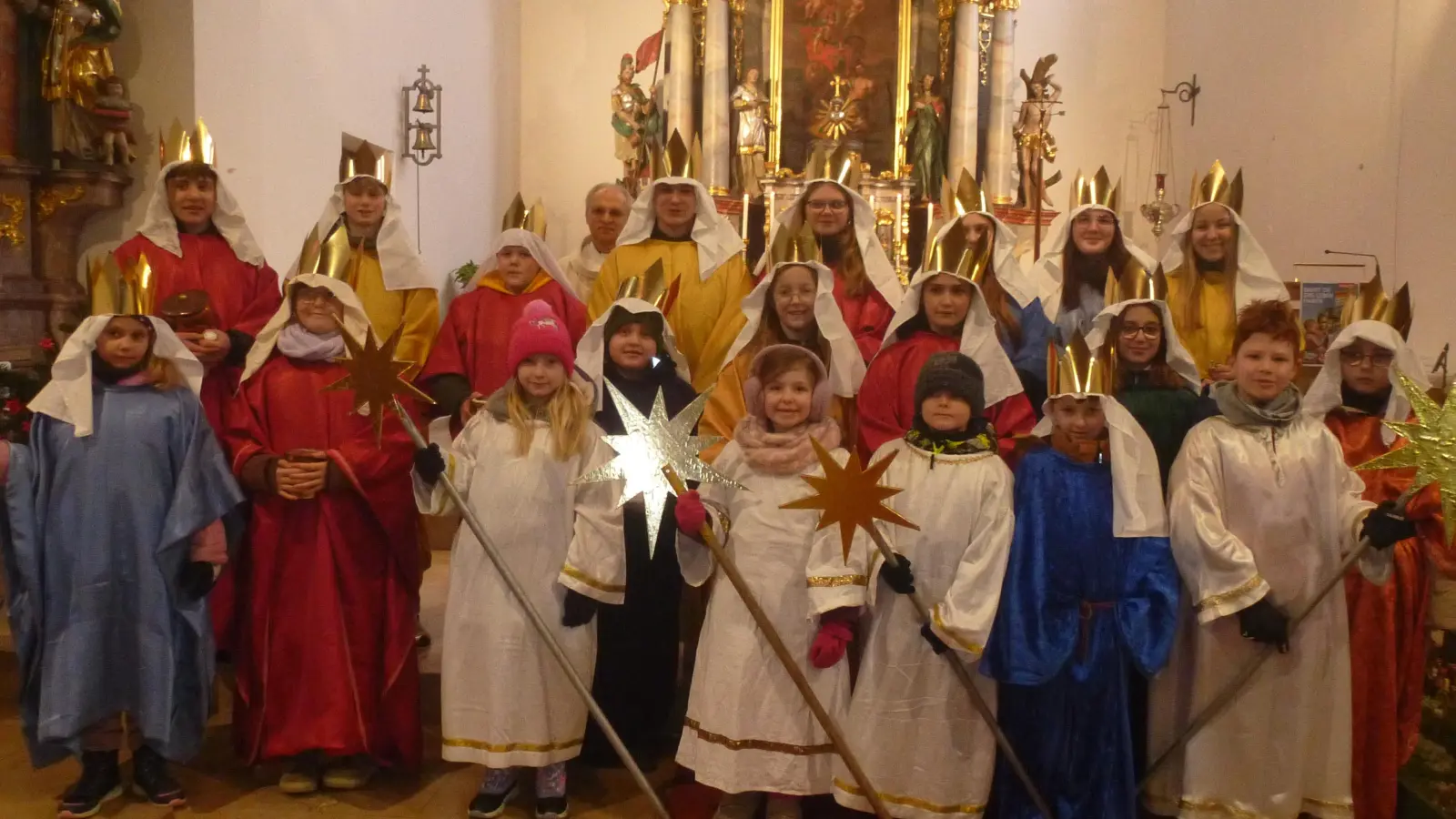 Als Boten der Liebe Gottes wurden die 17 Sternsinger ausgesandt. Ihr Einsatz hatte sich gelohnt: 2728 kamen an Spenden zusammen. (Bild: Siegfried Bock)
