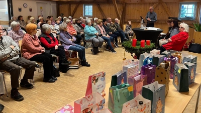 Konrad Härtl (stehend rechts) begrüßte die zahlreichen Gäste, mit im Bild Muck Schemm (rechts) und der Sitzweilgsang (Bild: Melanie Wenisch)