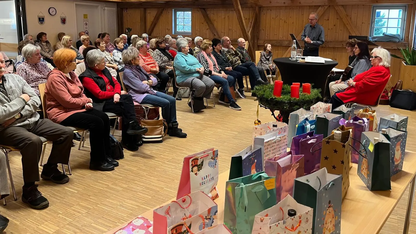 Konrad Härtl (stehend rechts) begrüßte die zahlreichen Gäste, mit im Bild Muck Schemm (rechts) und der Sitzweilgsang (Bild: Melanie Wenisch)