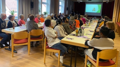 Interessiert verfolgten die vielen Teilnehmenden den Vortrag (Bild: Sonja Sczech)