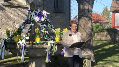 Lektorin Heidi Hopf vor dem Osterbrunnen bei der Aufnahme. (Bild: Klaus Weber)