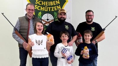 Glückliche Gewinner/innen beim Kirchweihschießen 2025 (Bild: Georg Regn)