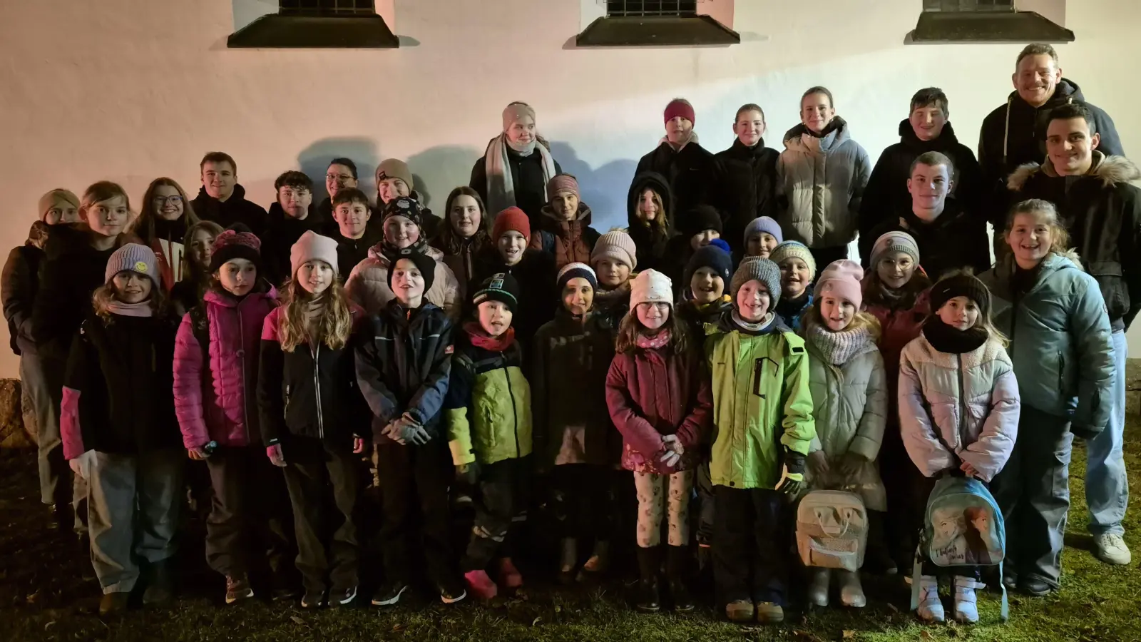 Gruppenphoto der Wasserwacht Jugend Wernberg-Köblitz mit Trainer (Bild: Sigi Spindler)