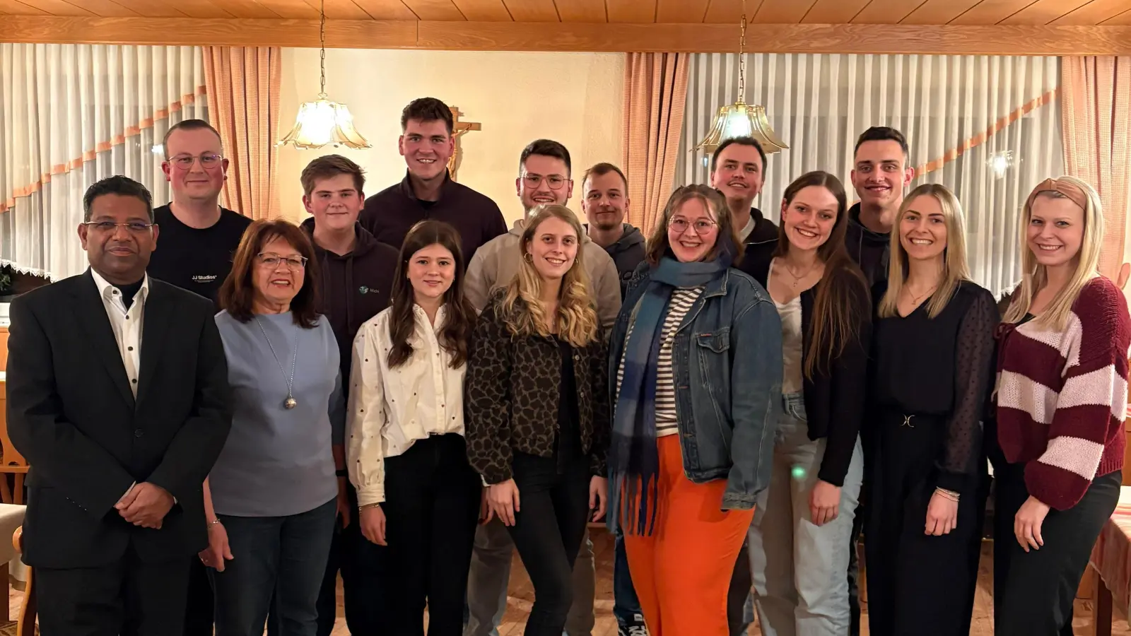 Vorne (von links nach rechts: Pater Georg, 2. Bürgermeisterin Maria Schlögl, Franziska Hausmann, Sophia Burkhard, Eva-Maria Maunz, Theresa Geitner, Laura Schloßer Lisa Burkhard Hinten (von links nach rechts): Andre Pflaum, Michael Maunz, Lukas Kalb, Markus Bogner, Lukass Ott, Lars Winklmann, Korbinian Geitner