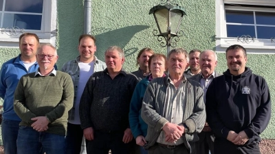 Vorstandschaft, Jagdpächter mit Jäger und Bürgermeister (Bild: Karl-Heinz Pocker)