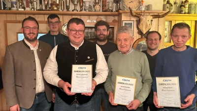 Den Geehrten Thomas Schönberger, Herbert Rudolph, Andreas Malzer (von links) gratulieren Bürgermeistervertreter Julian Kraus sowie die Kandidaten Toni Wolfram, Luis Heibl, Alexander Wagner. (Bild: Siegfried Bock)