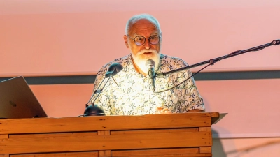 Der ehemalige Schulleiter Peter Seidl stellte die von ihm verfasste Festschrift vor, die die letzten 400 Jahre Erasmus-Gymnasium in kurzweiligen Passagen abhandelt. (Bild: Lorenz von Koenen)