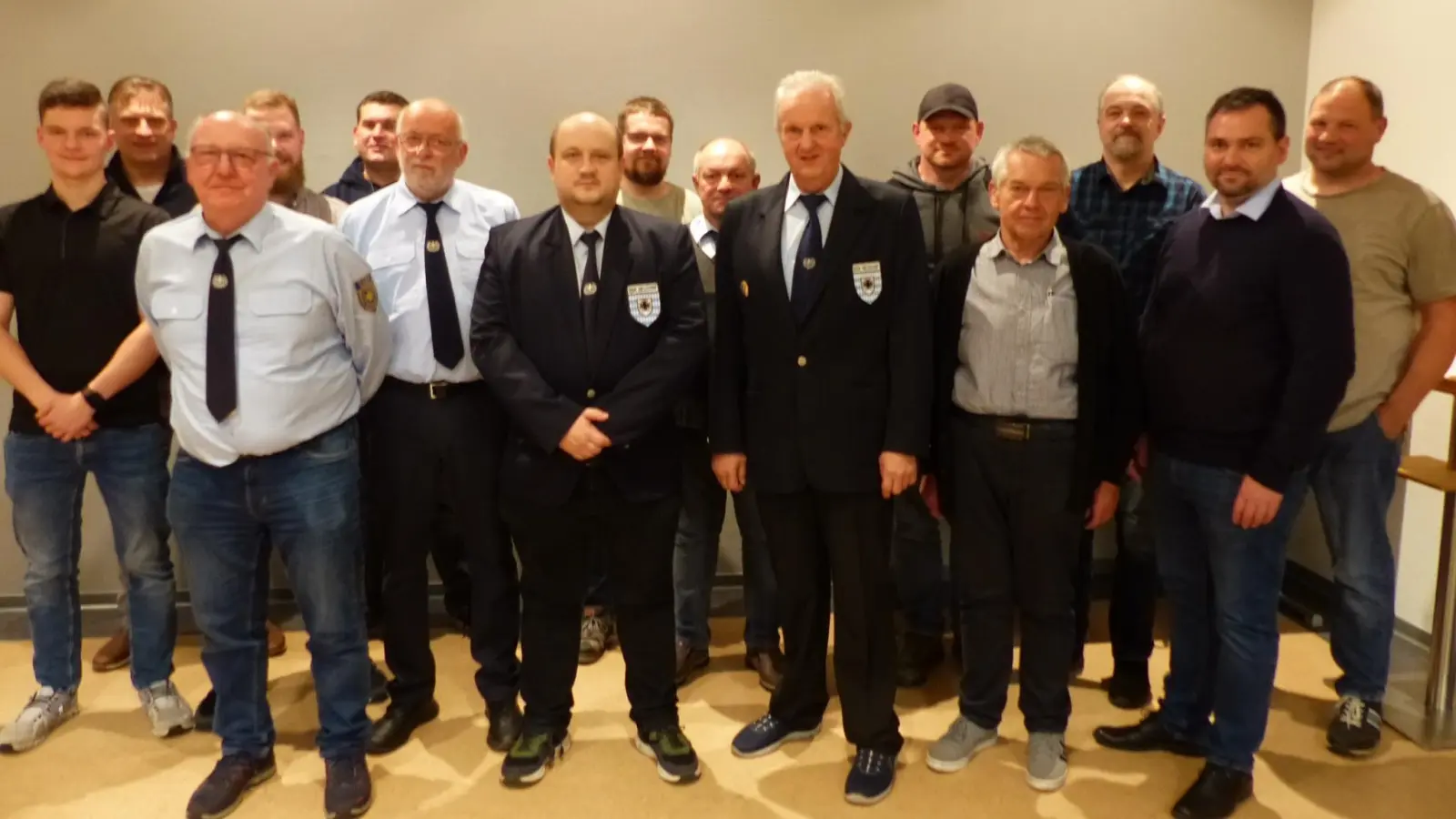 Bildmitte links, der neue KSK-Vorsitzende Dominik Lindner, rechts daneben der bisherige Vorsitzende Josef Argauer. (Bild: Hans Meißner)