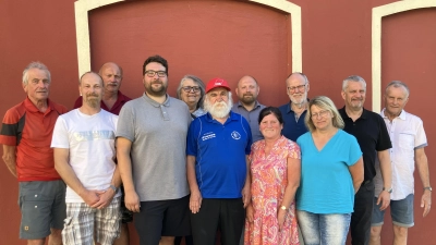 Die neue Spitze mit dem Vorsitzenden Wolfgang Berndt (Mitte vorne) und Stefan Dietl (3.v.l) zusammen mit dem Regionssekretär Peter Hofmann (hinten, 2.v.r.). (Bild: Heike Hofmann)