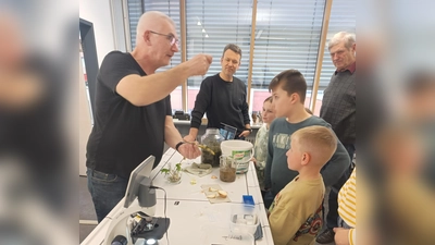 Kursleiter und Biolehrer Uli Roth (Bild: Werner Schubert)