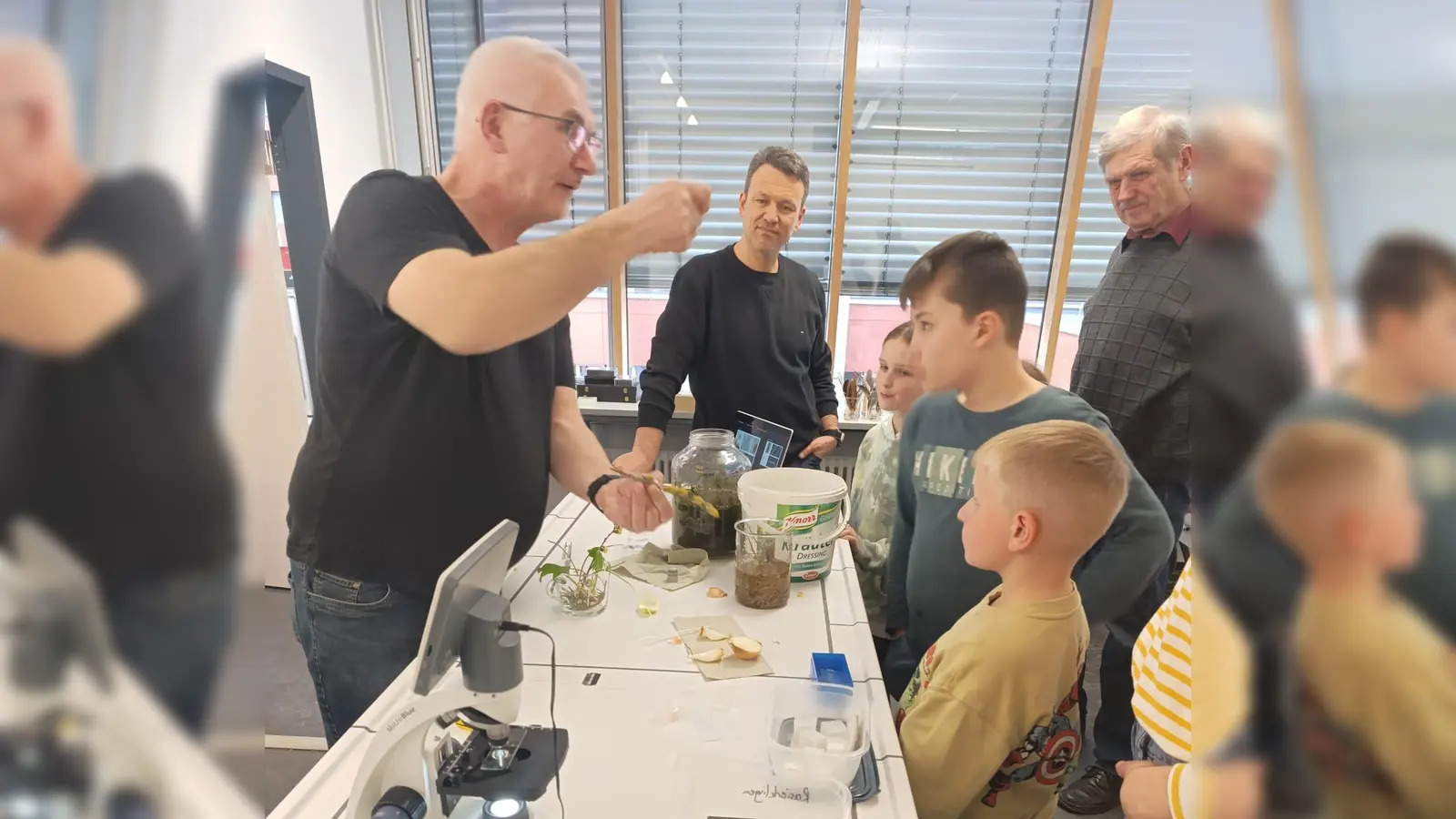 Kursleiter und Biolehrer Uli Roth (Bild: Werner Schubert)